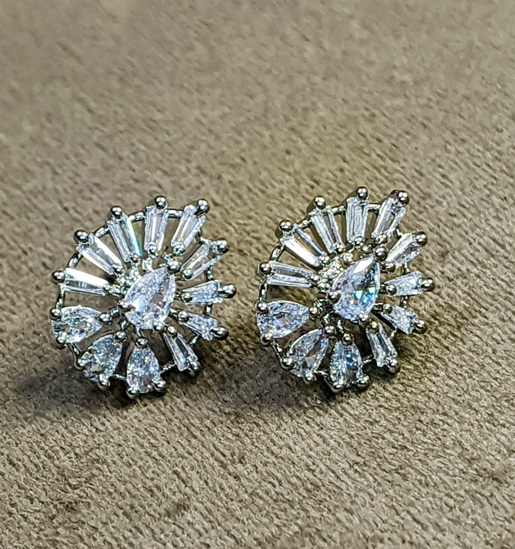 refocus_ok Sitara Radiance Studs