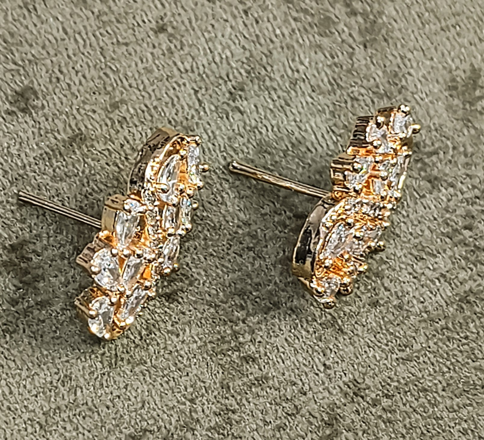 refocus_ok Pearl Cut studs