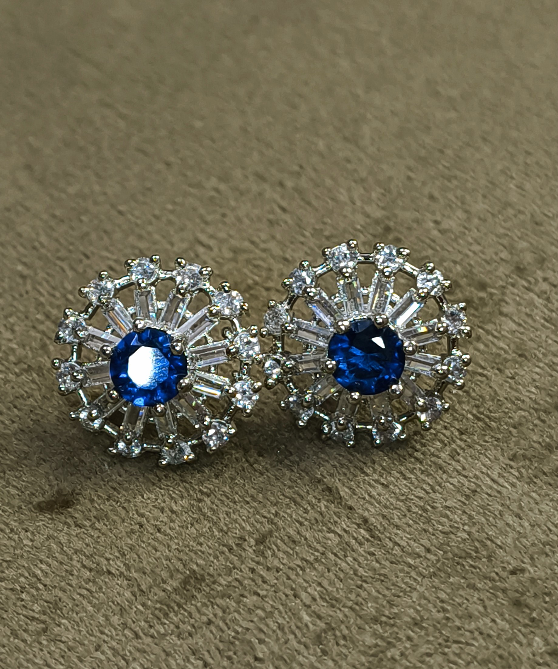 refocus_ok Neel Tara Studs