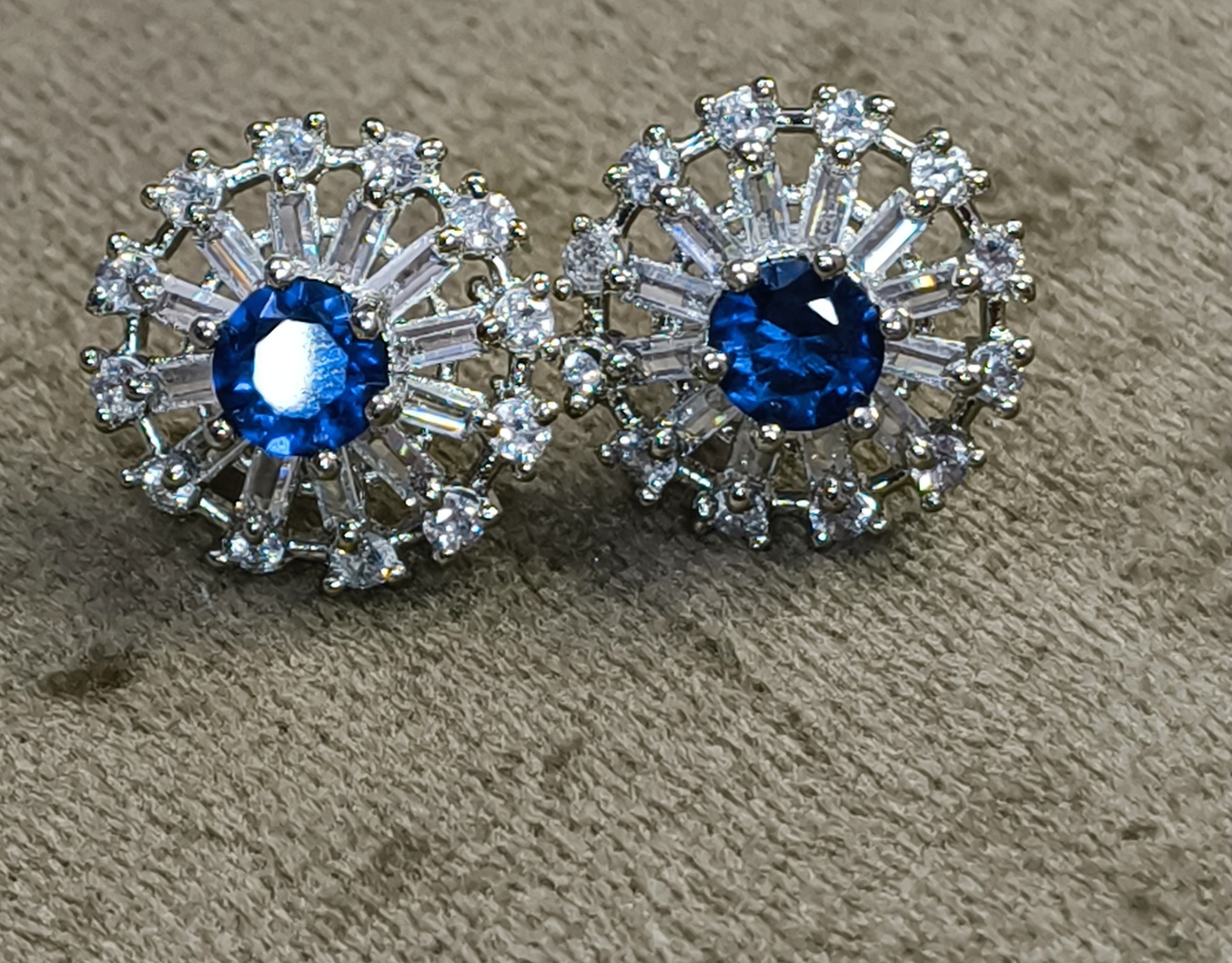 refocus_ok Neel Tara Studs