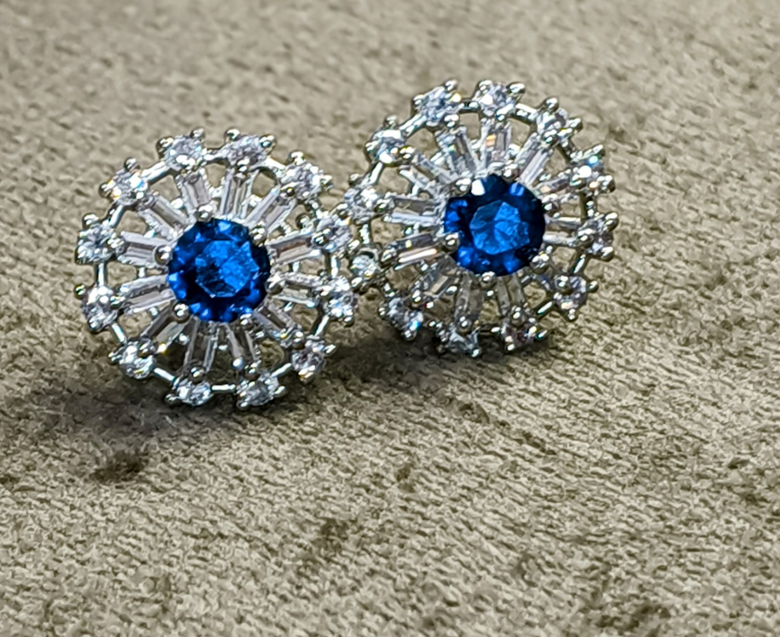 refocus_ok Neel Tara Studs