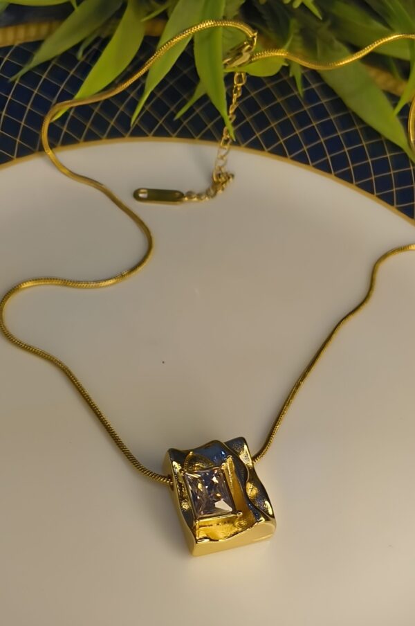 IMG_20250425_164123554 (1) Laare "Molten Glow" Crystal Pendant Necklace